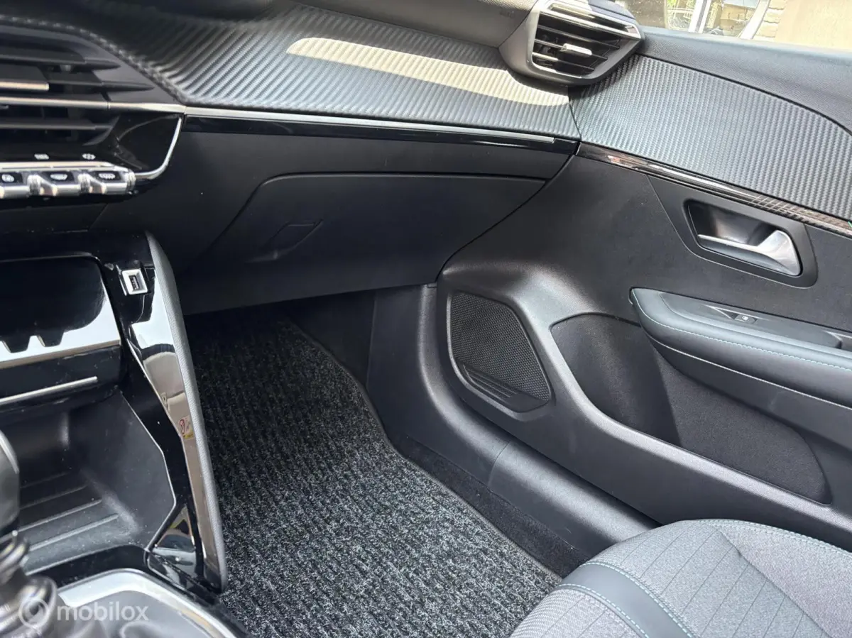 1.2 PureTech 100 Allure Pack navigatie en carplay Led koplampen cruise control Led koplampen