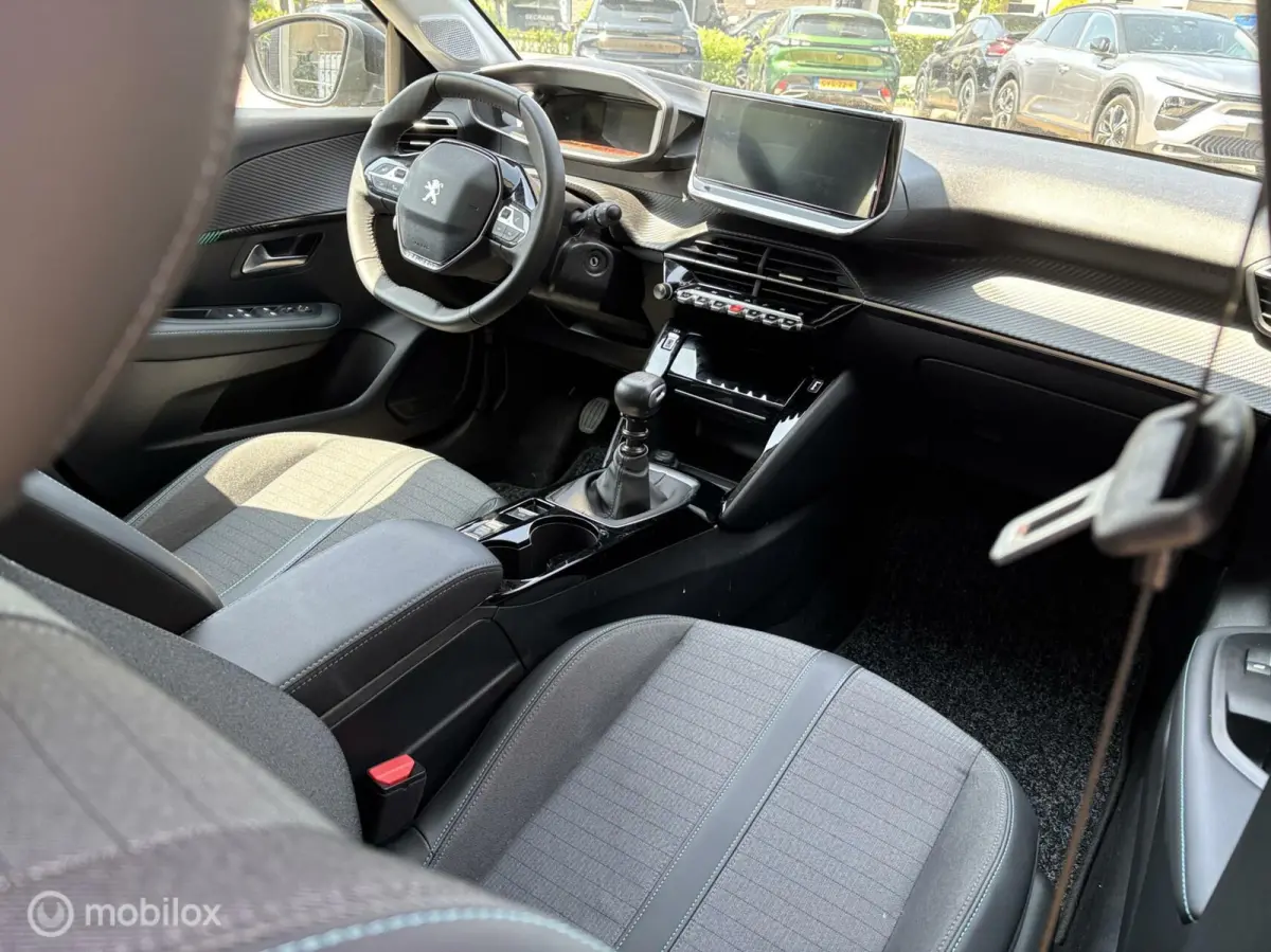 1.2 PureTech 100 Allure Pack navigatie en carplay Led koplampen cruise control Led koplampen