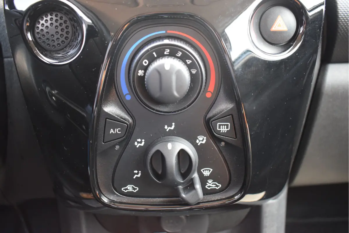 1.0 VTi Feel | Airco | NL-Auto | 5-deurs | Bluetooth