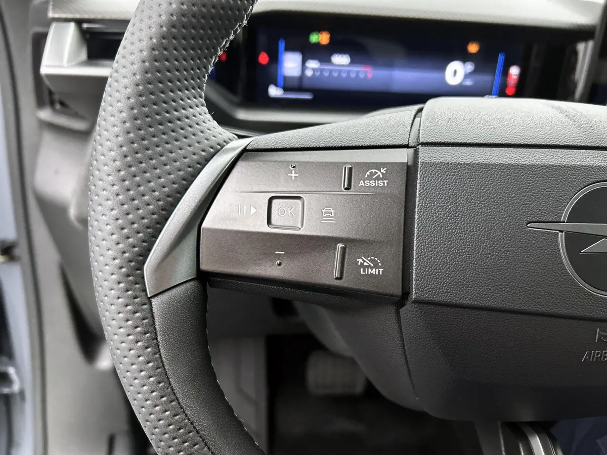 SUV GS Hybrid 146 pk Automaat | Navigatie | Elektrisch Glazen Panoramadak | Rondomzicht Camera | Verwarmde Comfortstoelen | Matrix LED Koplampen | Head-up Display | Elektrische Achterklep me