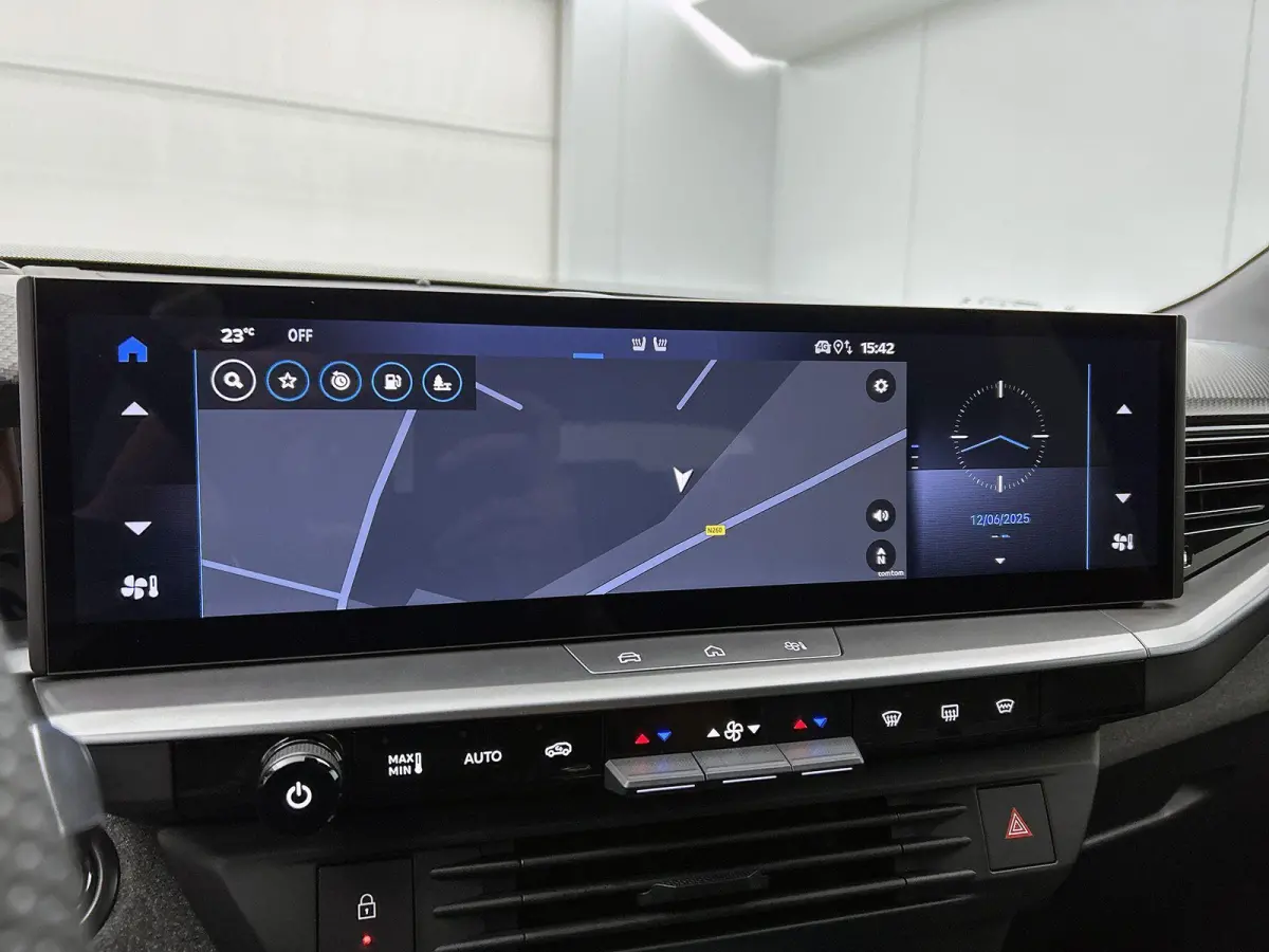 SUV GS Hybrid 146 pk Automaat | Navigatie | Elektrisch Glazen Panoramadak | Rondomzicht Camera | Verwarmde Comfortstoelen | Matrix LED Koplampen | Head-up Display | Elektrische Achterklep me