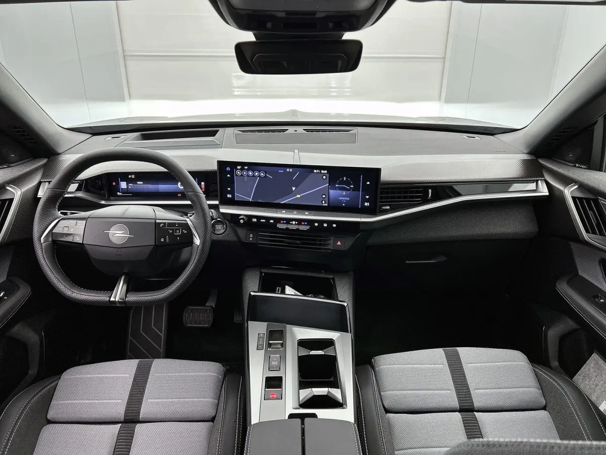 SUV GS Hybrid 146 pk Automaat | Navigatie | Elektrisch Glazen Panoramadak | Rondomzicht Camera | Verwarmde Comfortstoelen | Matrix LED Koplampen | Head-up Display | Elektrische Achterklep me