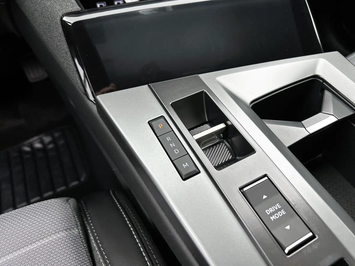 SUV GS Hybrid 146 pk Automaat | Navigatie | Elektrisch Glazen Panoramadak | Rondomzicht Camera | Verwarmde Comfortstoelen | Matrix LED Koplampen | Head-up Display | Elektrische Achterklep me