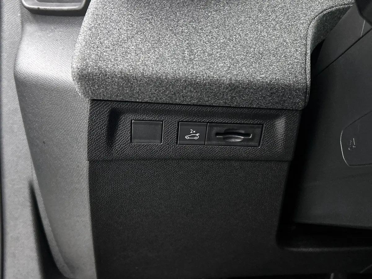 SUV GS Hybrid 146 pk Automaat | Navigatie | Elektrisch Glazen Panoramadak | Rondomzicht Camera | Verwarmde Comfortstoelen | Matrix LED Koplampen | Head-up Display | Elektrische Achterklep me