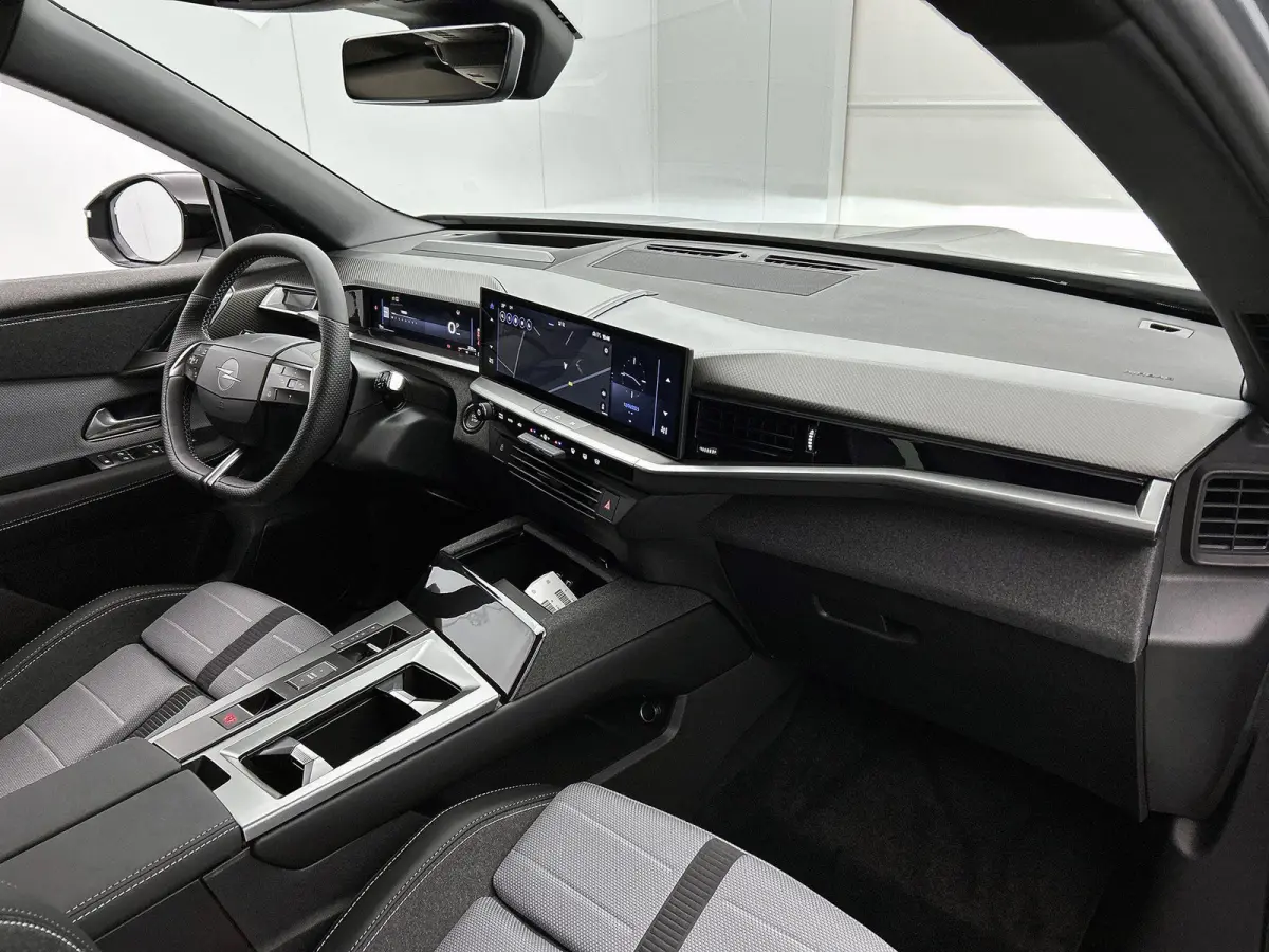 SUV GS Hybrid 146 pk Automaat | Navigatie | Elektrisch Glazen Panoramadak | Rondomzicht Camera | Verwarmde Comfortstoelen | Matrix LED Koplampen | Head-up Display | Elektrische Achterklep me