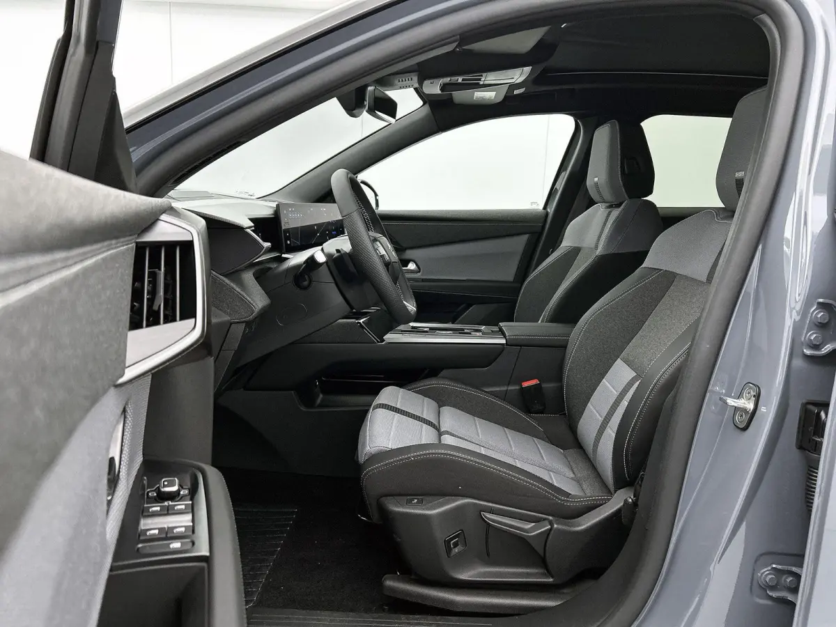 SUV GS Hybrid 146 pk Automaat | Navigatie | Elektrisch Glazen Panoramadak | Rondomzicht Camera | Verwarmde Comfortstoelen | Matrix LED Koplampen | Head-up Display | Elektrische Achterklep me