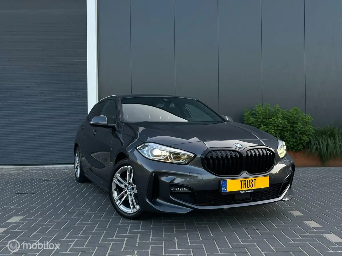 118i M Pack Sport NAV LED LEER