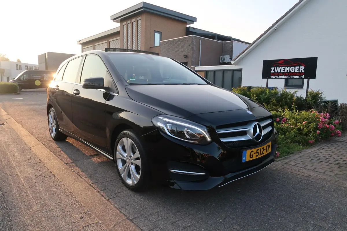 180 Aut f-1|PANORAMADAK|TREKHAAK|STOELVERWARMING|XENON-LED|FACELIFT|ZEER MOOI