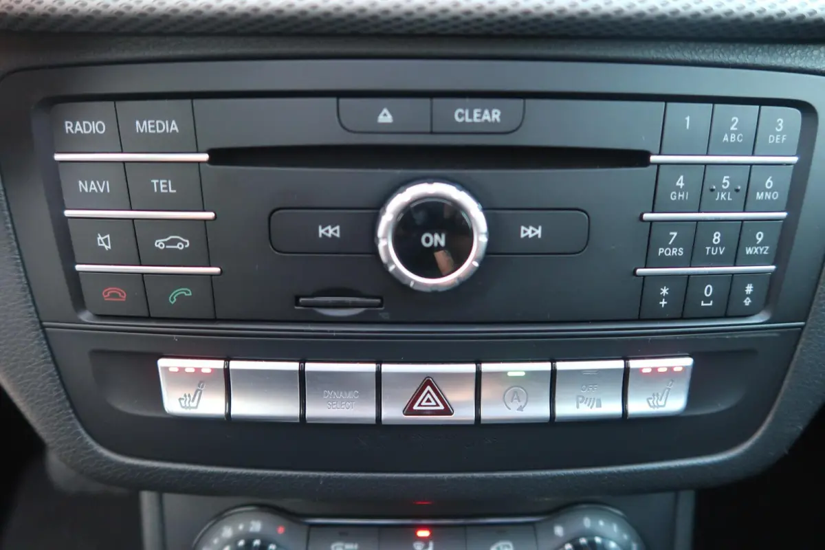 180 Aut f-1|PANORAMADAK|TREKHAAK|STOELVERWARMING|XENON-LED|FACELIFT|ZEER MOOI