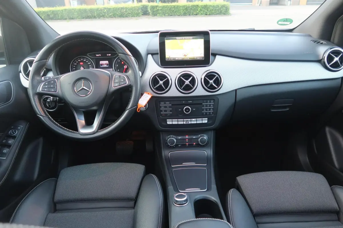 180 Aut f-1|PANORAMADAK|TREKHAAK|STOELVERWARMING|XENON-LED|FACELIFT|ZEER MOOI