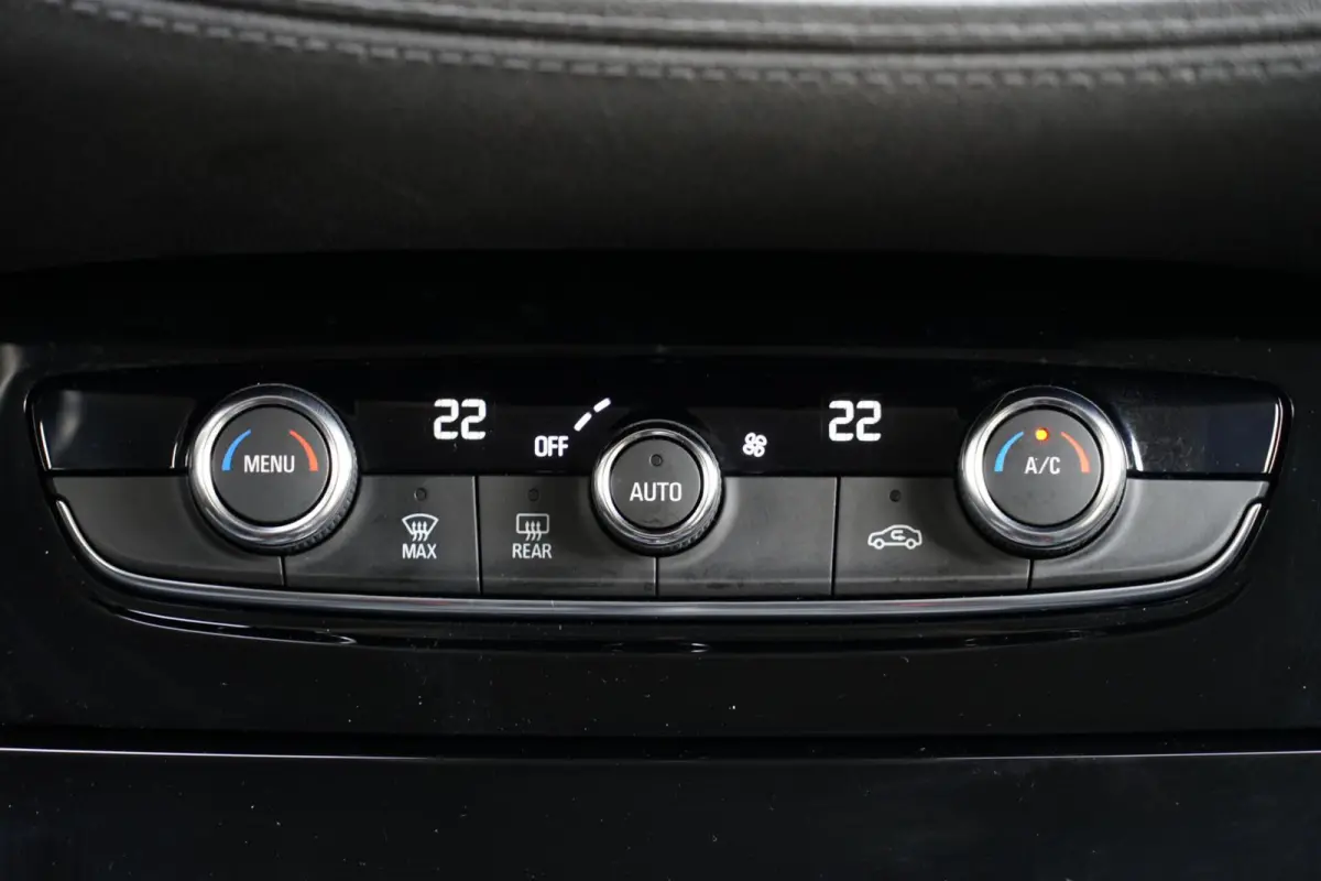 1.2 Turbo Innovation, keyless, CarPlay, cam.