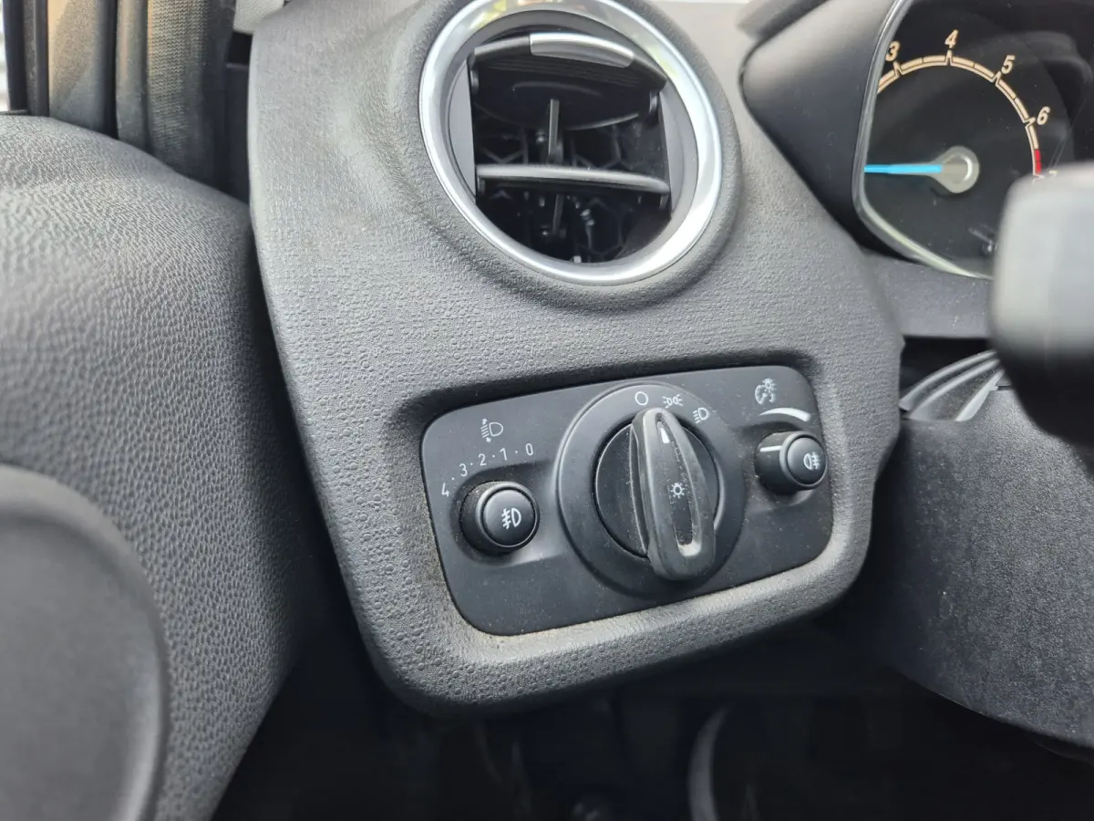 1.0 Titanium Airco,parkeersensoren achter,lichtmetalen wielen,