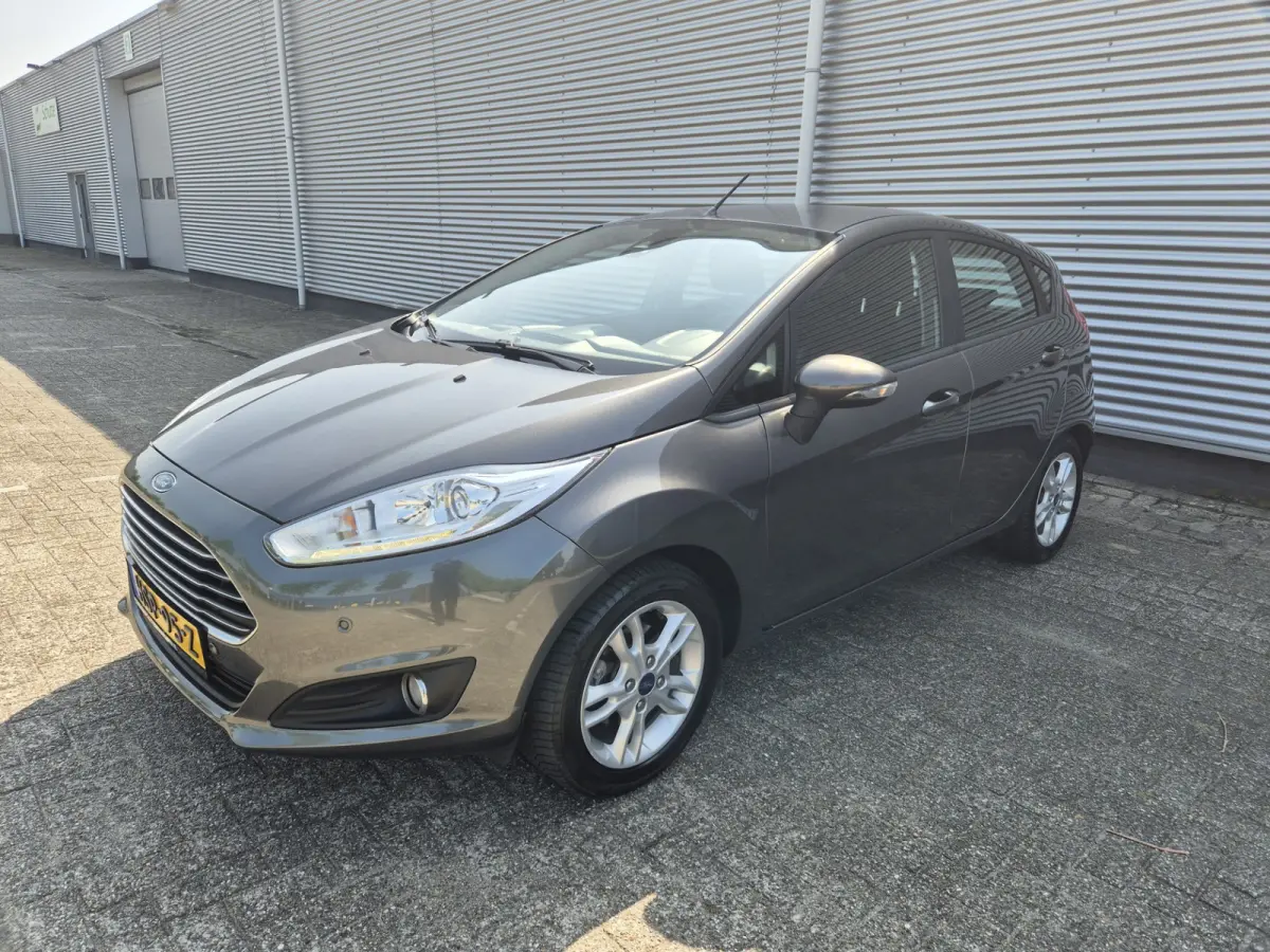 1.0 Titanium Airco,parkeersensoren achter,lichtmetalen wielen,