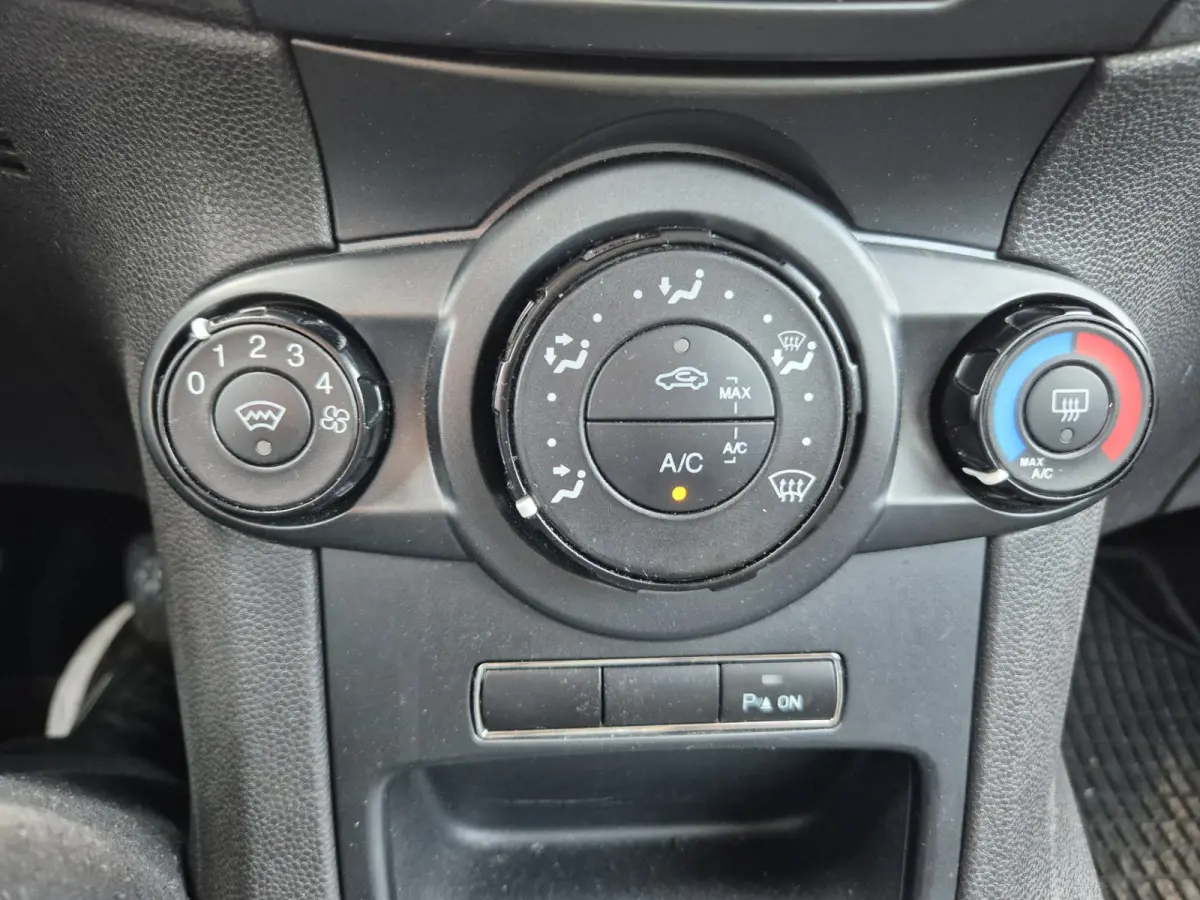 1.0 Titanium Airco,parkeersensoren achter,lichtmetalen wielen,
