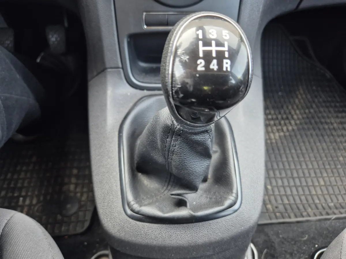 1.0 Titanium Airco,parkeersensoren achter,lichtmetalen wielen,