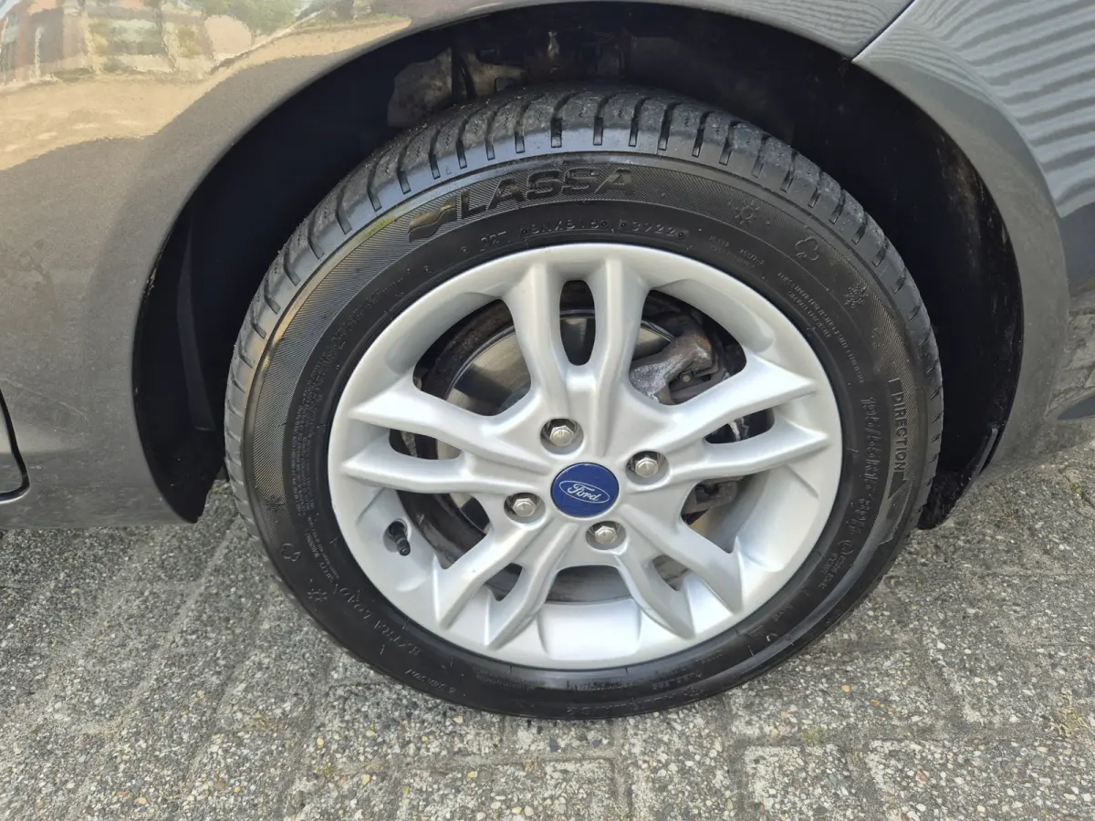 1.0 Titanium Airco,parkeersensoren achter,lichtmetalen wielen,