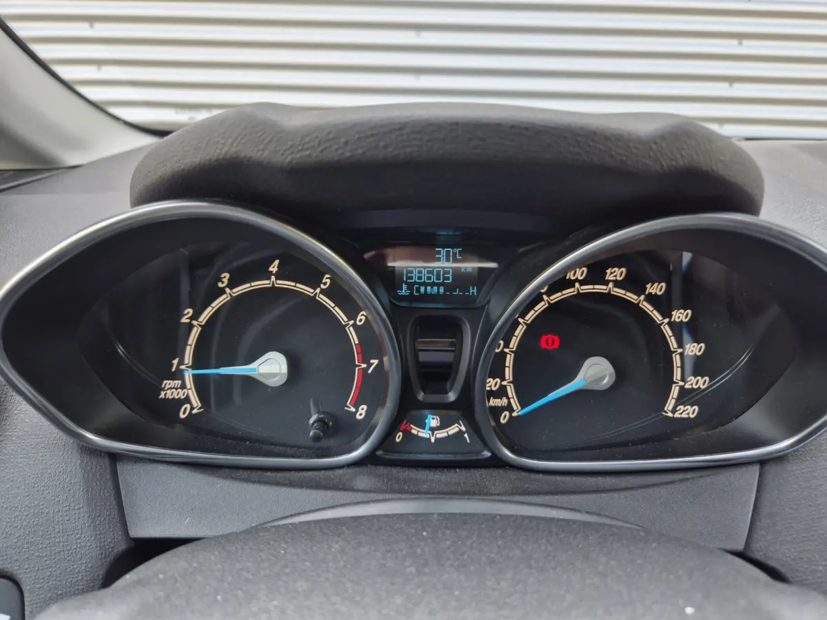 1.0 Titanium Airco,parkeersensoren achter,lichtmetalen wielen,