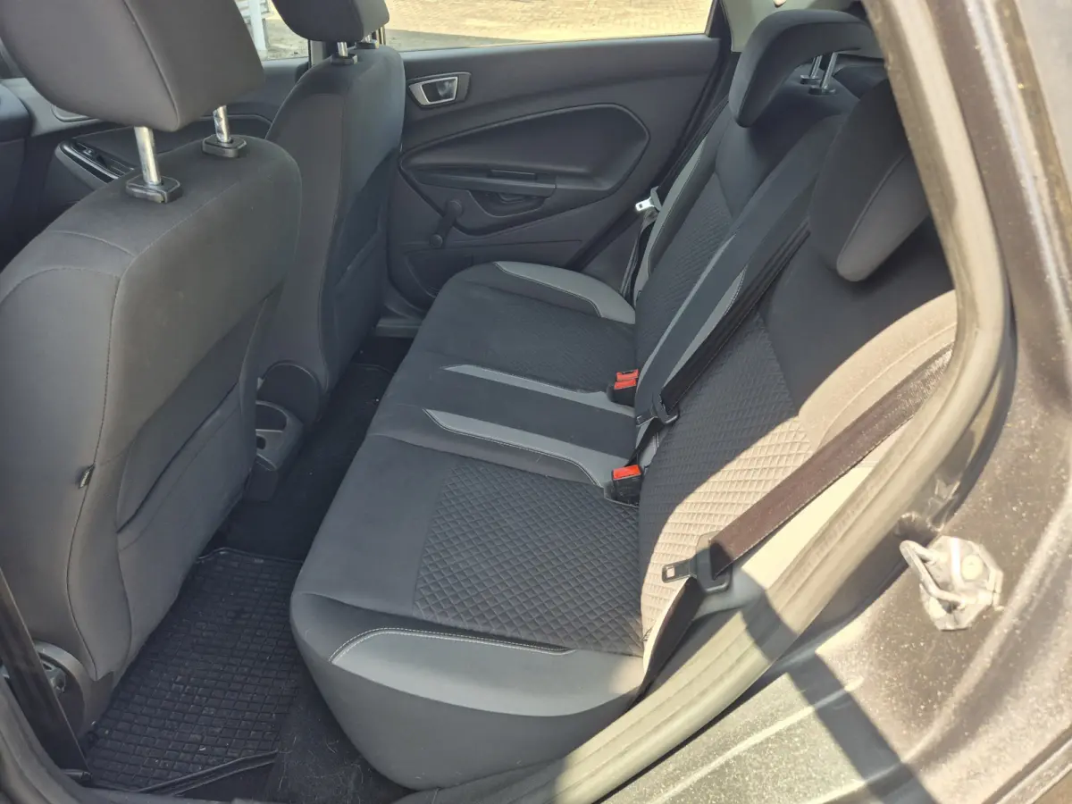1.0 Titanium Airco,parkeersensoren achter,lichtmetalen wielen,