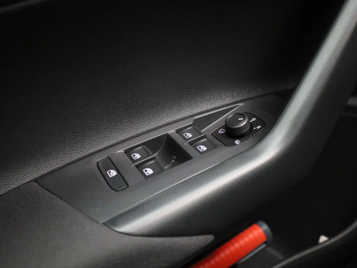 1.0 TSI Life Edition 95PK | Fysieke voorraad auto | Direct leverbaar | 15 inch lichtmetaal | Navigatie | Airconditioning ‘Air Care Climatronic’, 2 temperatuurzones, met actief combifilte