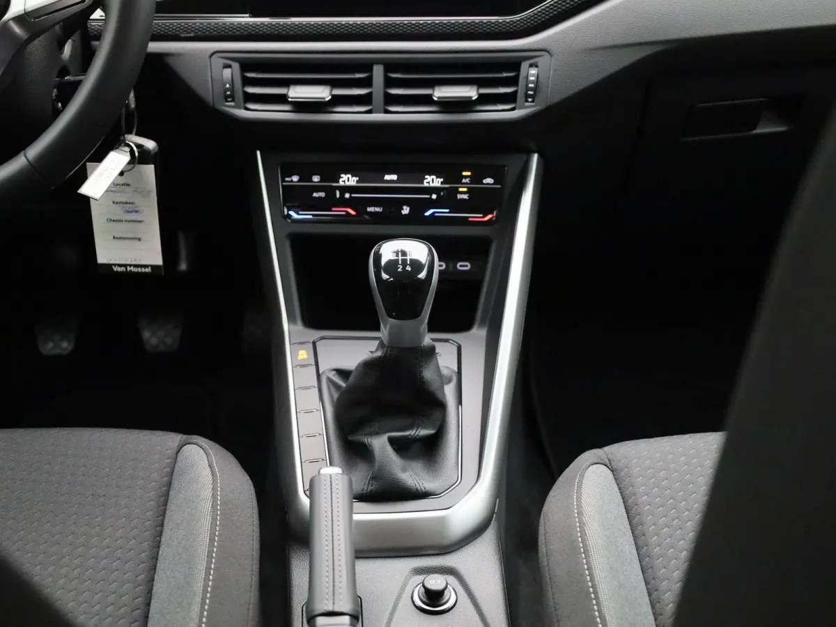 1.0 TSI Life Edition 95PK | Fysieke voorraad auto | Direct leverbaar | 15 inch lichtmetaal | Navigatie | Airconditioning ‘Air Care Climatronic’, 2 temperatuurzones, met actief combifilte
