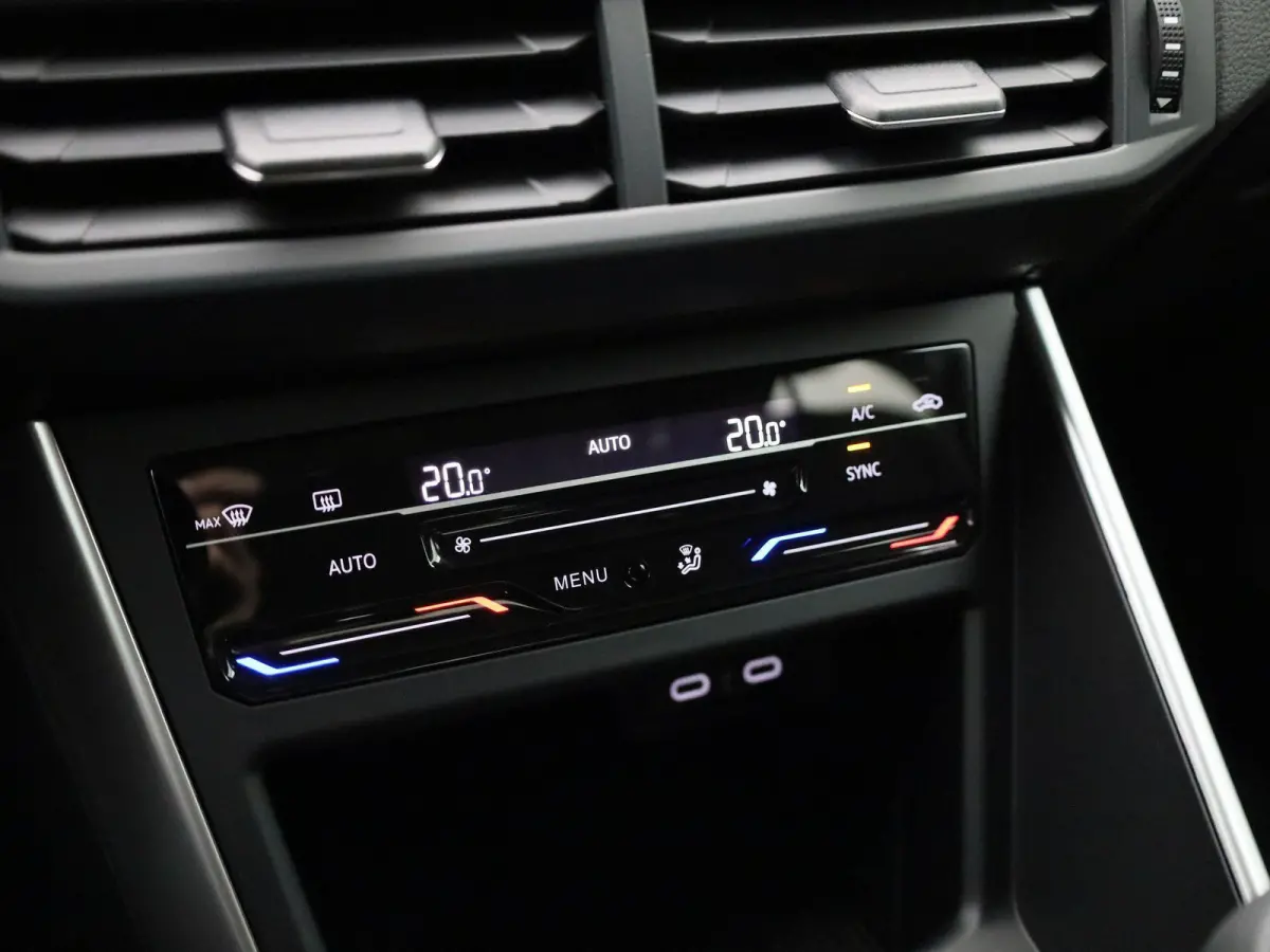 1.0 TSI Life Edition 95PK | Fysieke voorraad auto | Direct leverbaar | 15 inch lichtmetaal | Navigatie | Airconditioning ‘Air Care Climatronic’, 2 temperatuurzones, met actief combifilte