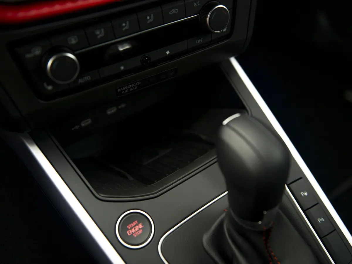 1.0 EcoTSI 116pk FR DSG | Full LED | Keyless | ParkAssist + Camera | App-Connect | Armsteun vóór | Black Pack | Wireless Charge