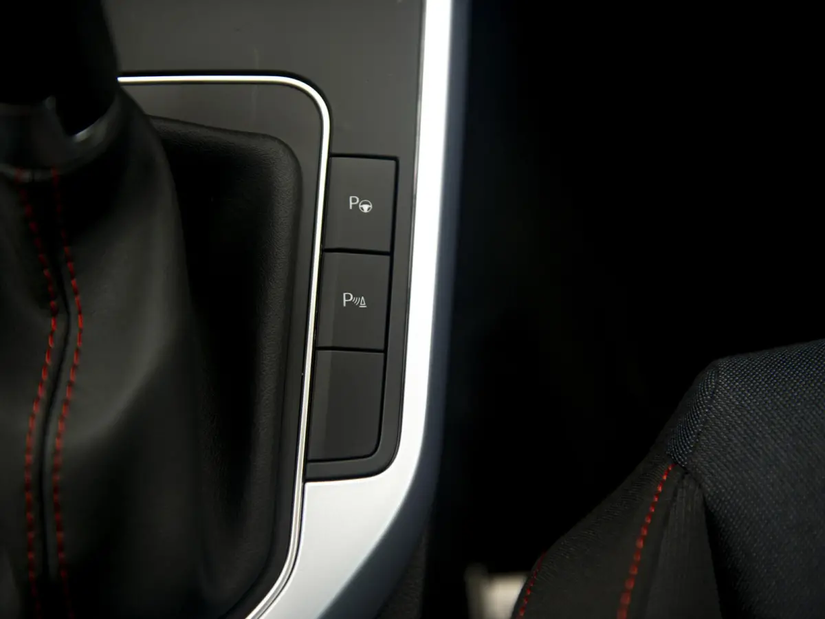 1.0 EcoTSI 116pk FR DSG | Full LED | Keyless | ParkAssist + Camera | App-Connect | Armsteun vóór | Black Pack | Wireless Charge