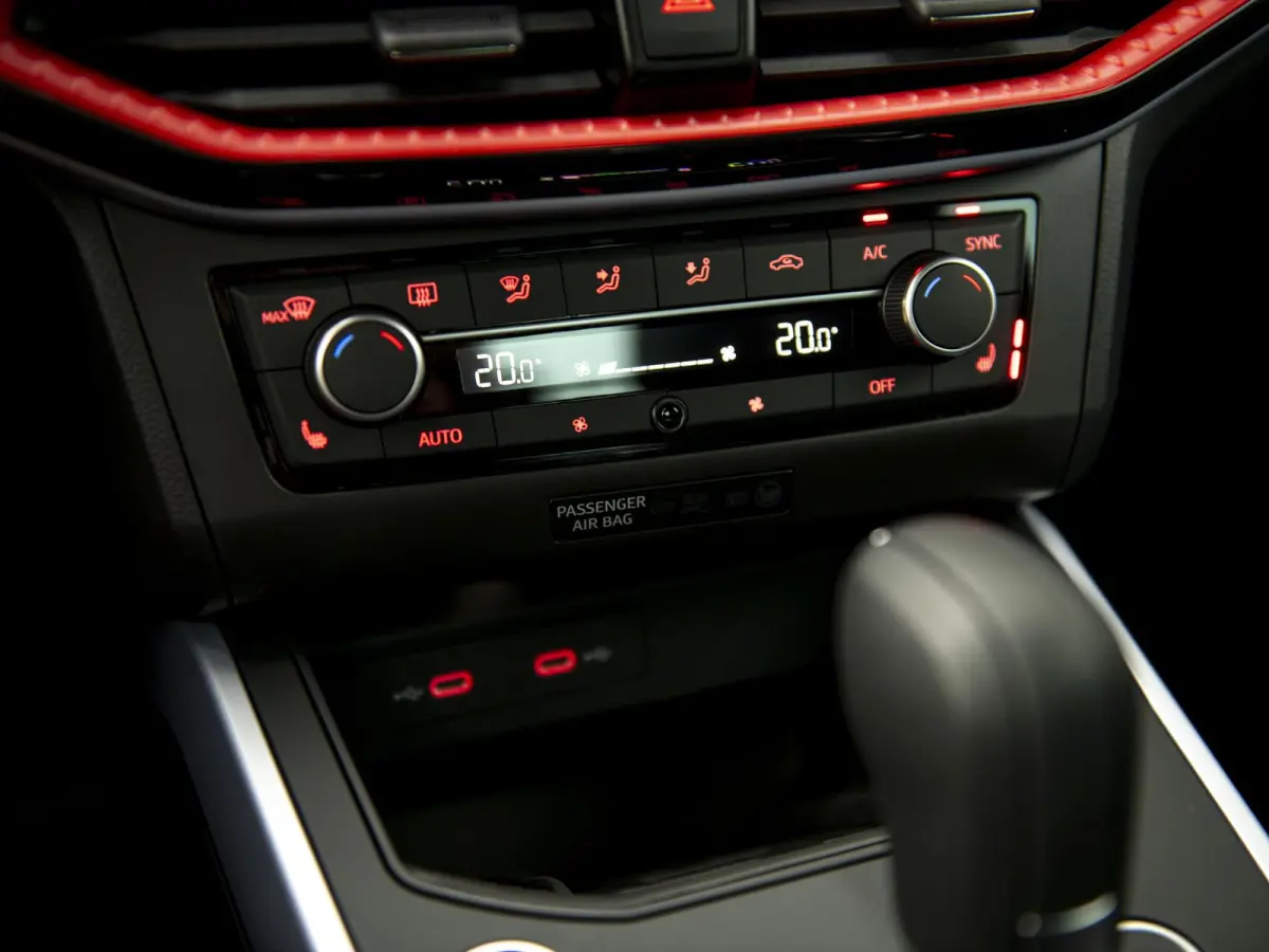 1.0 EcoTSI 116pk FR DSG | Full LED | Keyless | ParkAssist + Camera | App-Connect | Armsteun vóór | Black Pack | Wireless Charge