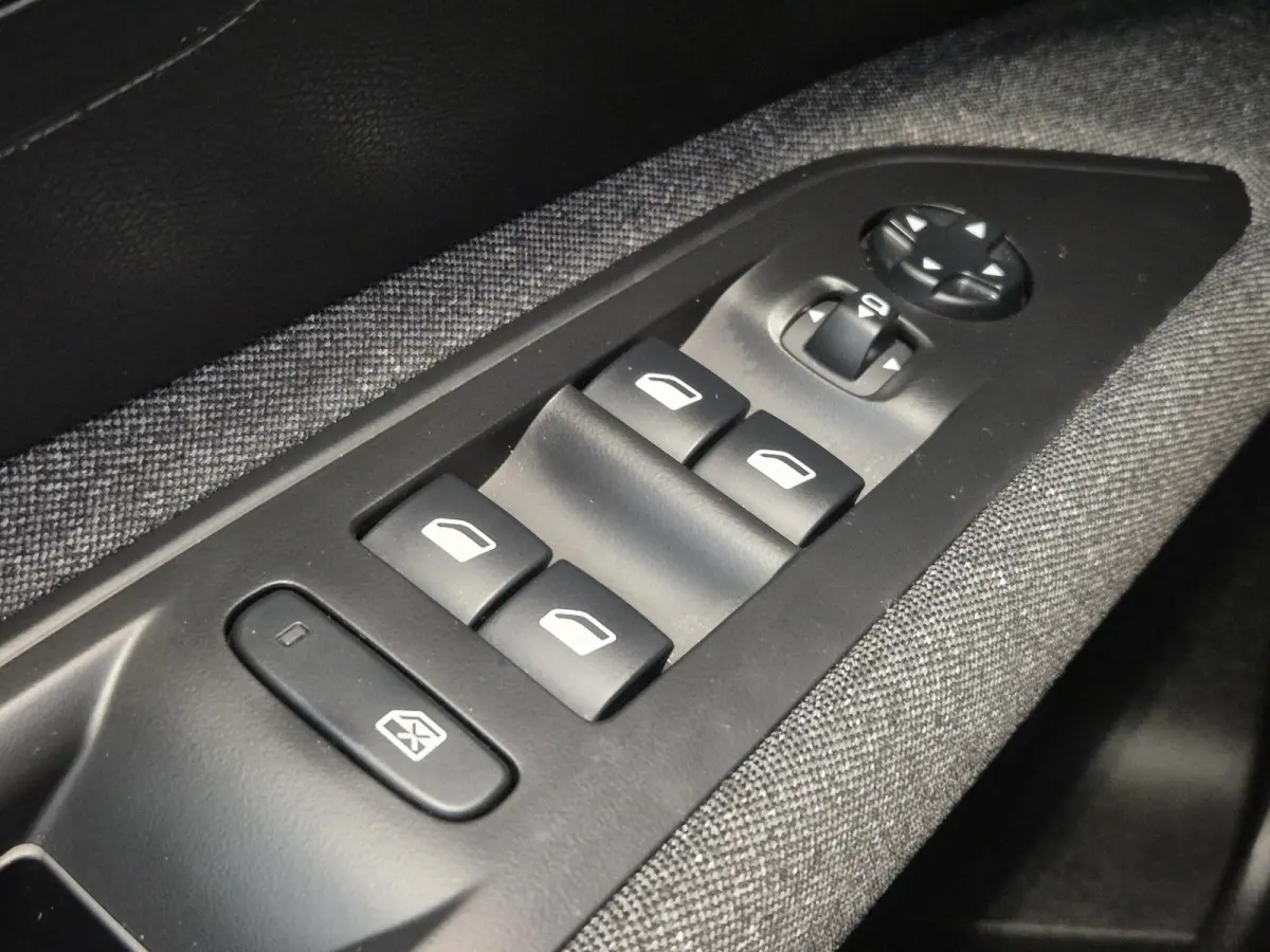 1.2 PureTech Allure | Limited | Navigatie | Apple CarPlay / Android Auto | Parkeersensoren voor / achter | Climate Control |