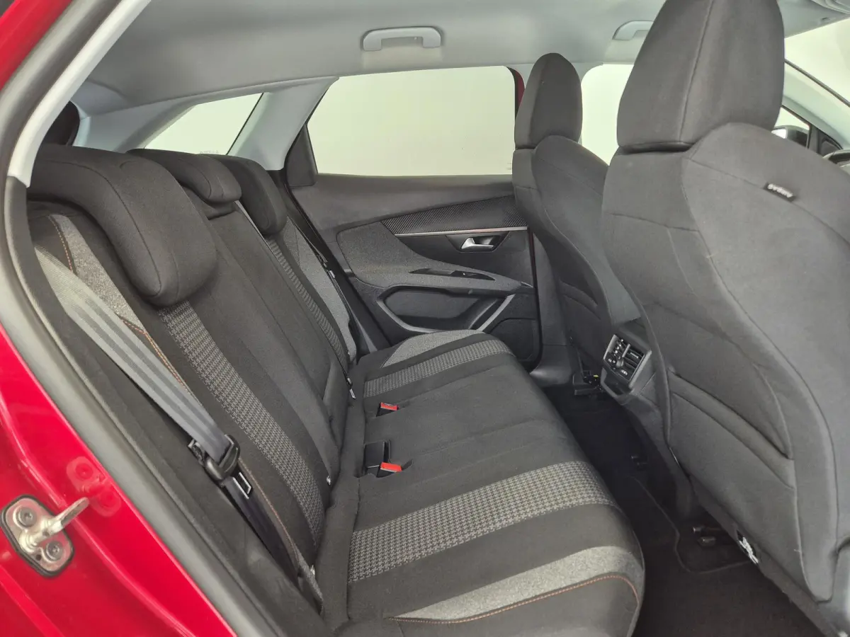 1.2 PureTech Allure | Limited | Navigatie | Apple CarPlay / Android Auto | Parkeersensoren voor / achter | Climate Control |