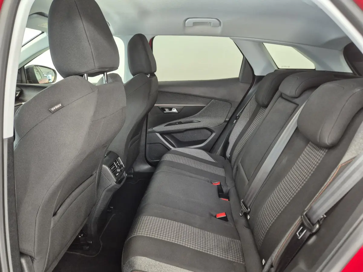 1.2 PureTech Allure | Limited | Navigatie | Apple CarPlay / Android Auto | Parkeersensoren voor / achter | Climate Control |