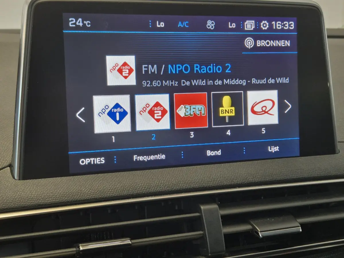 1.2 PureTech Allure | Limited | Navigatie | Apple CarPlay / Android Auto | Parkeersensoren voor / achter | Climate Control |
