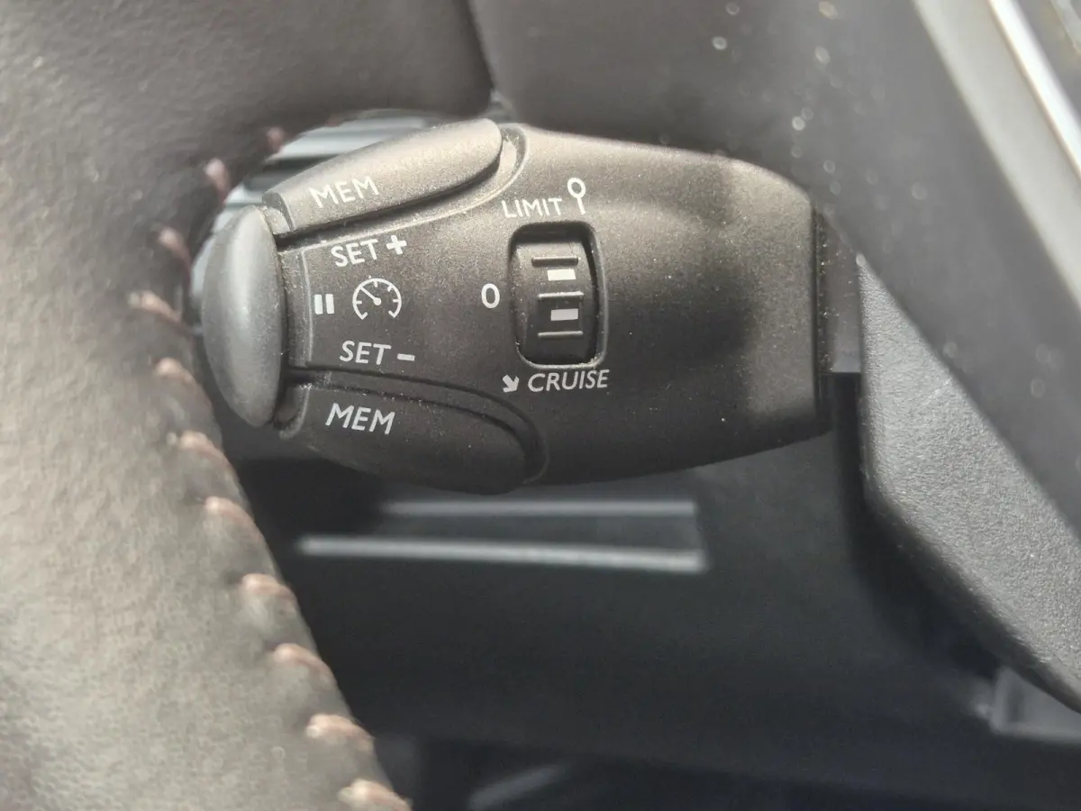 1.2 PureTech Allure | Limited | Navigatie | Apple CarPlay / Android Auto | Parkeersensoren voor / achter | Climate Control |