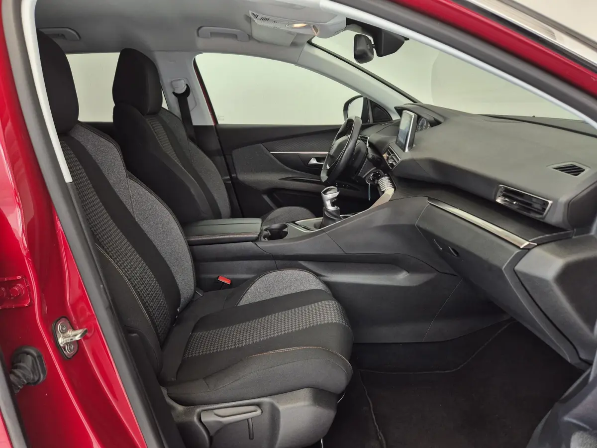 1.2 PureTech Allure | Limited | Navigatie | Apple CarPlay / Android Auto | Parkeersensoren voor / achter | Climate Control |