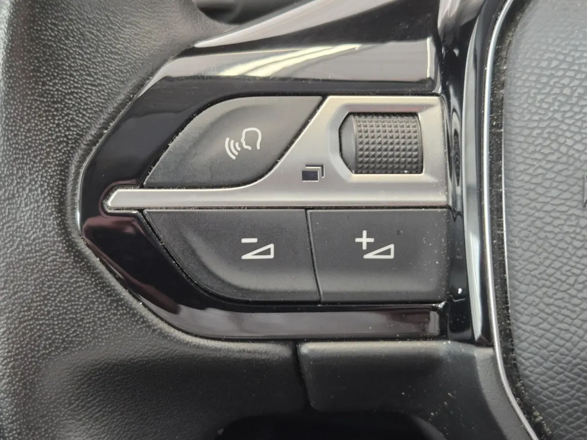 1.2 PureTech Allure | Limited | Navigatie | Apple CarPlay / Android Auto | Parkeersensoren voor / achter | Climate Control |