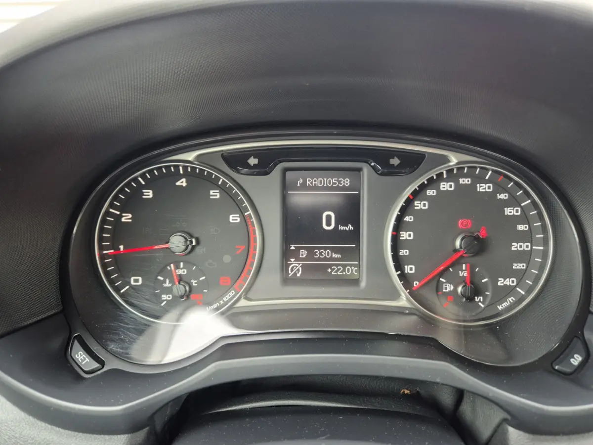 1.0 TFSI ,airco,navigatie,parkeersensoren, 5Deurs,