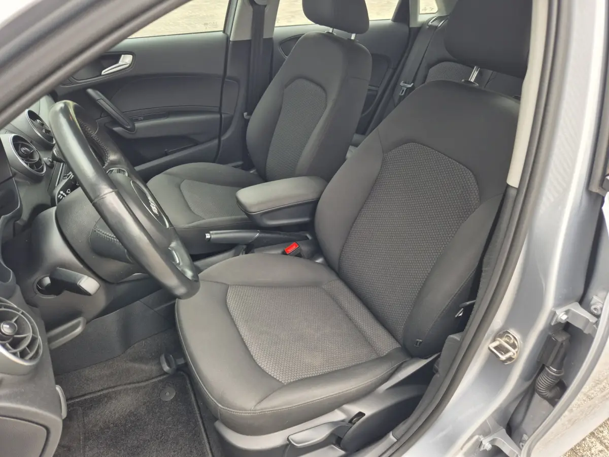 1.0 TFSI ,airco,navigatie,parkeersensoren, 5Deurs,