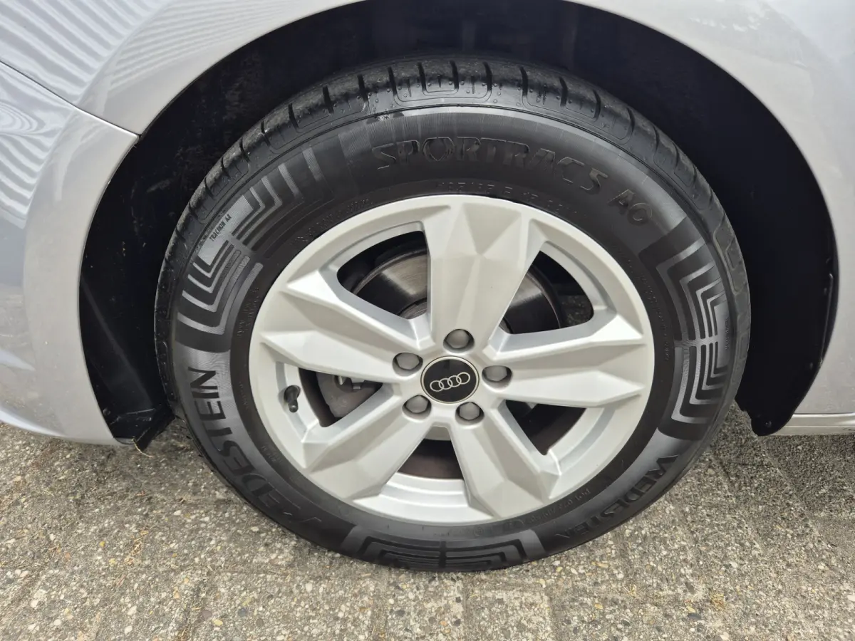 1.0 TFSI ,airco,navigatie,parkeersensoren, 5Deurs,