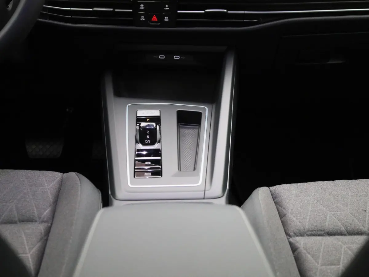 1.5 eHybrid Life Edition | Navigatie | Draadloze Apple Carplay | Adaptieve cruise control | Lane assist | Stoelverwarming | Stuurwielverwarming | Climate control | Achteruitrij camera | Park