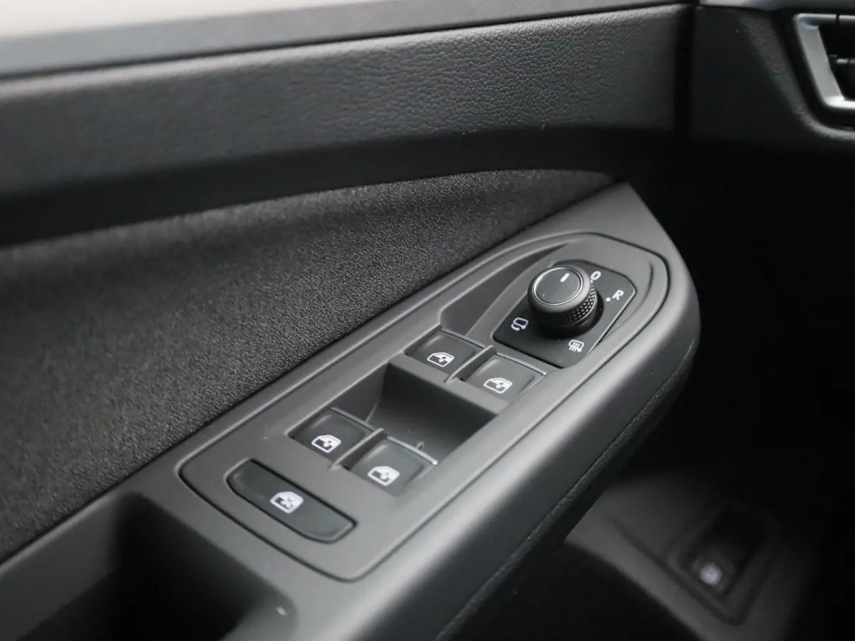 1.5 eHybrid Life Edition | Navigatie | Draadloze Apple Carplay | Adaptieve cruise control | Lane assist | Stoelverwarming | Stuurwielverwarming | Climate control | Achteruitrij camera | Park