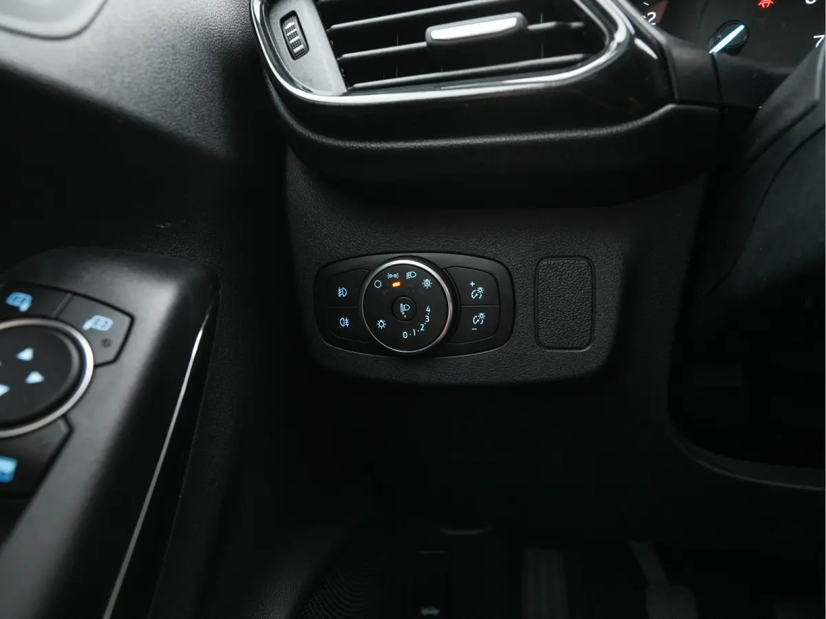 1.0 EcoBoost Titanium (INCL-BTW) *NAVI-FULLMAP | FULL-LED | SPORTSEATS | DAB+ | ECC | CARPLAY | PDC | CRUISE | TOWBAR | LANE-ASSIST | 17''ALU *