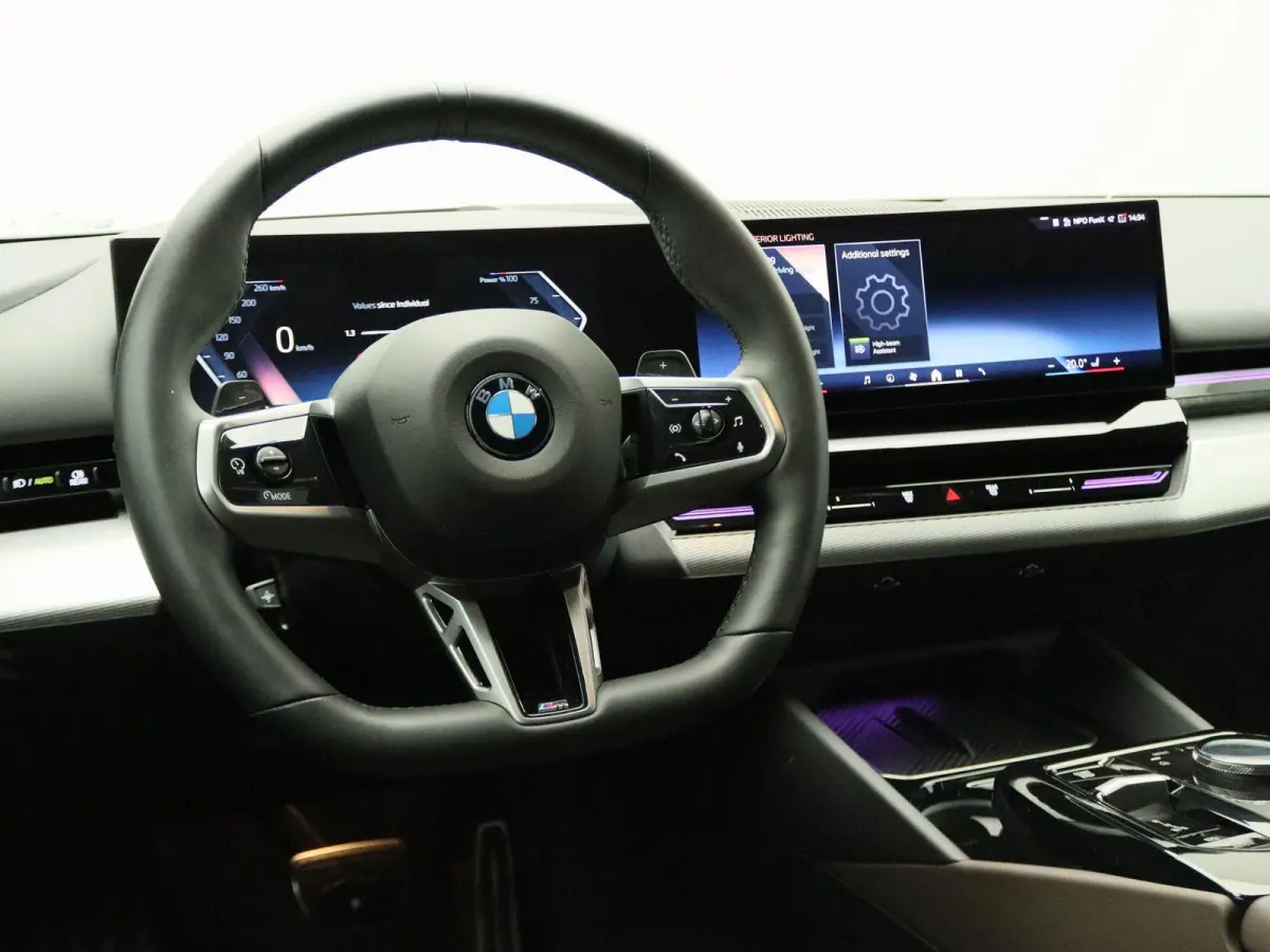 520d M Sportpakket | Innovation Pack | Travel Pack | Comfort Pack | Trekhaak | Harman-Kardon | 19"
