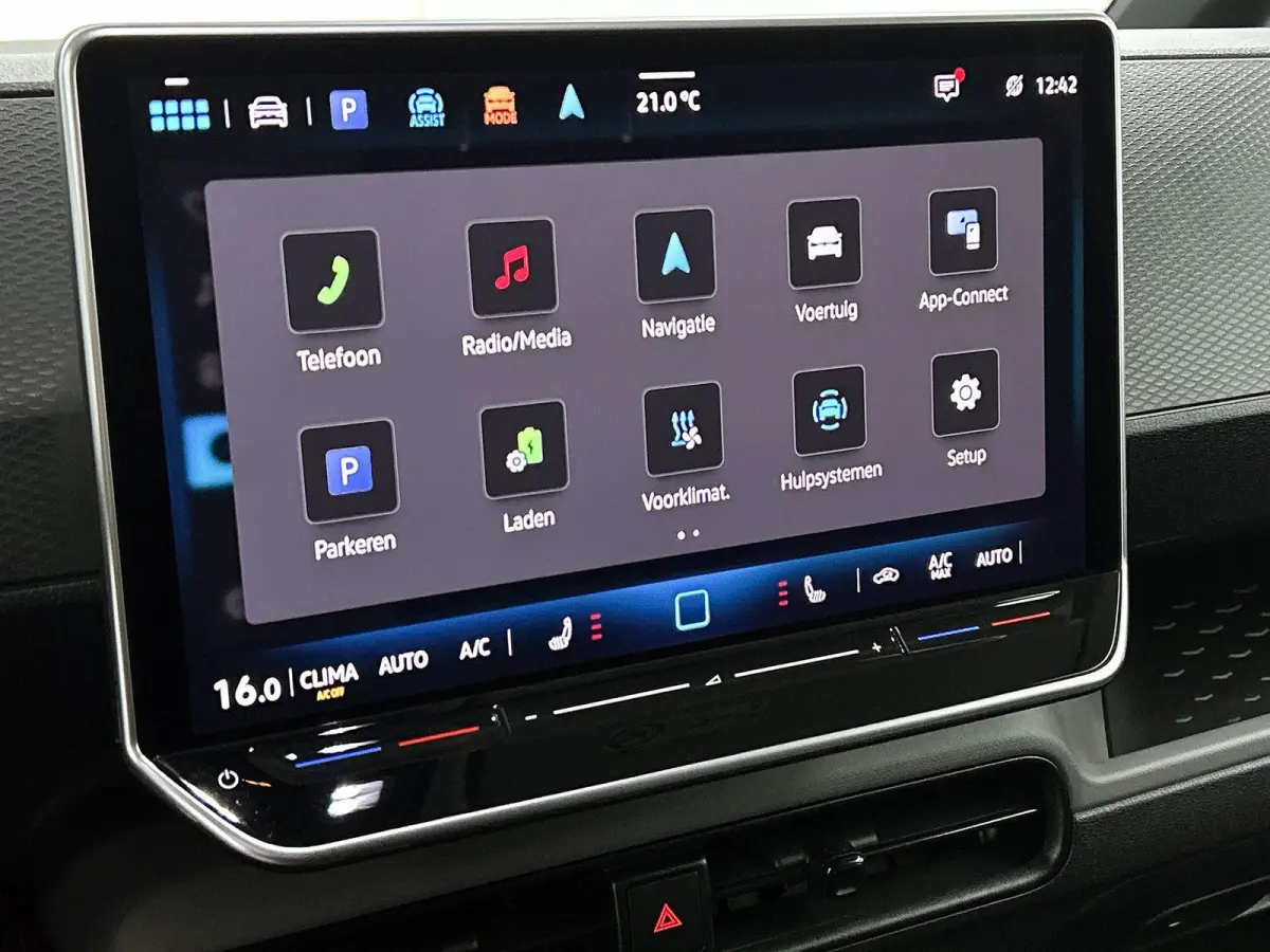 79 kWh 286 PK | Airco | Trekhaak | Parkeerhulp voor + achter | Camera | App-Connect | Stoelverwarming |