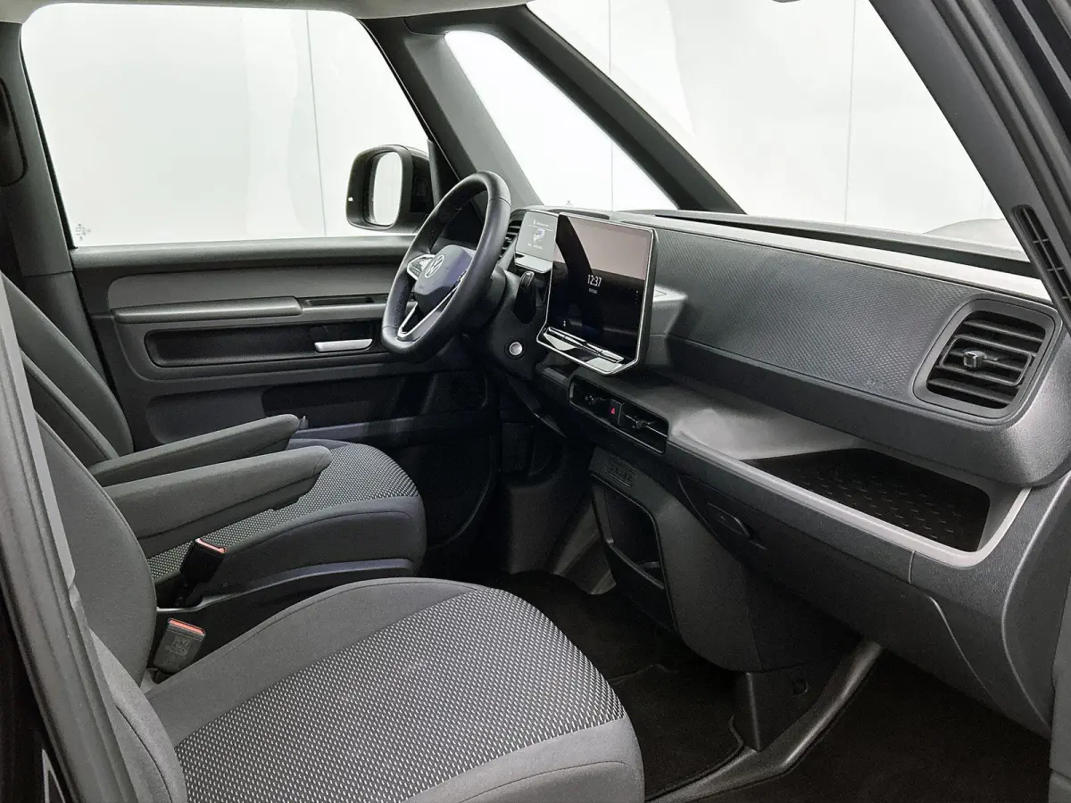 79 kWh 286 PK | Airco | Trekhaak | Parkeerhulp voor + achter | Camera | App-Connect | Stoelverwarming |