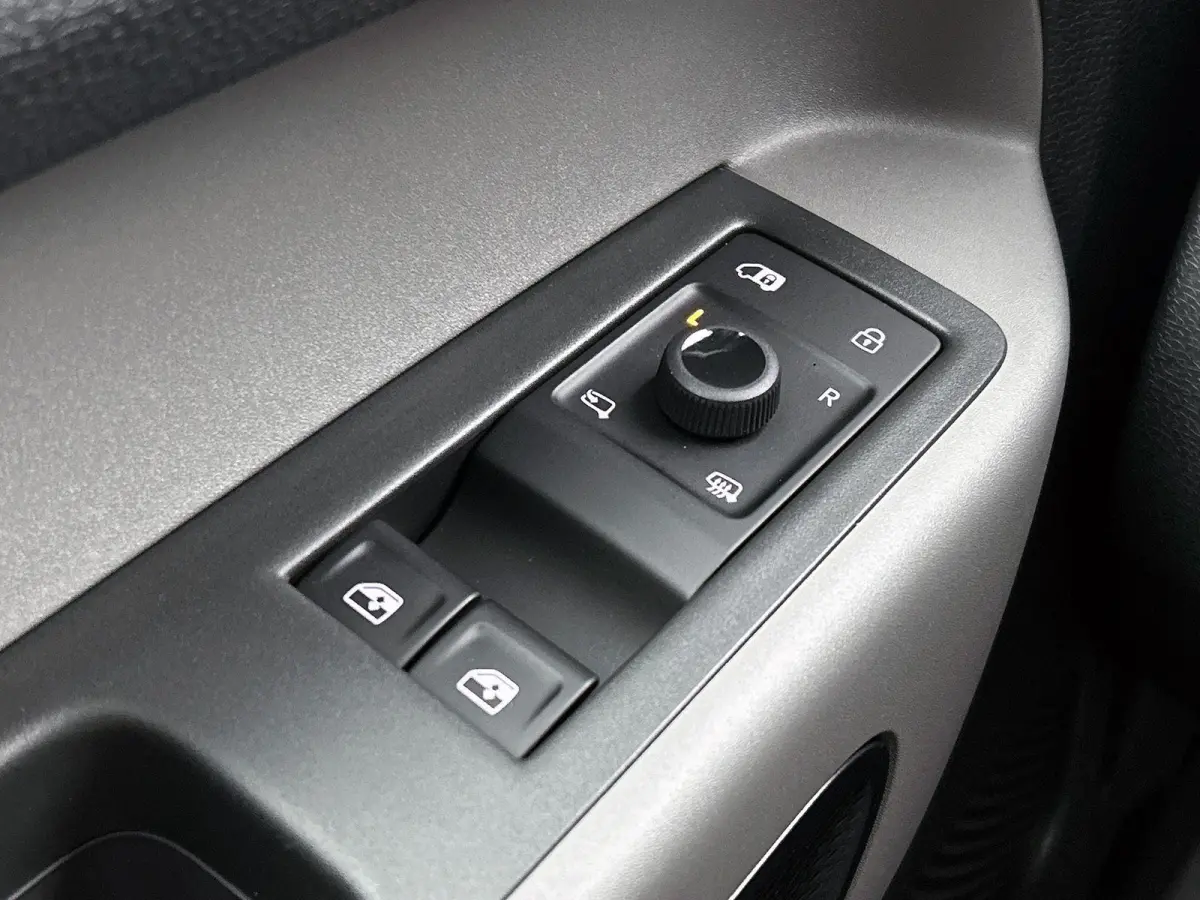 79 kWh 286 PK | Airco | Trekhaak | Parkeerhulp voor + achter | Camera | App-Connect | Stoelverwarming |