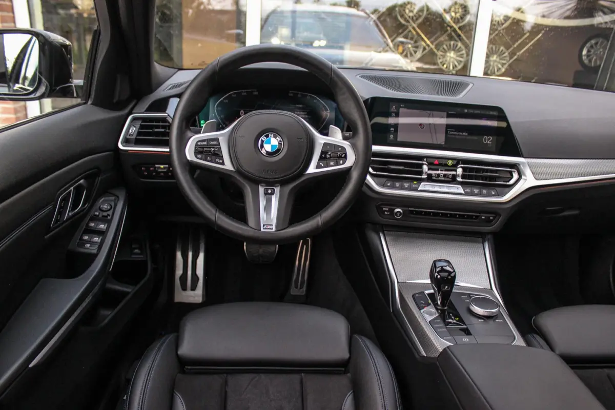 330i G21 xDrive High Executive M-sport | M-pakket | 1e eigenaar | inc BTW | Dakraam | 258 pk | Laser | 19 inch | Camera | DAB | Sportstoelen | Stuurverwarming