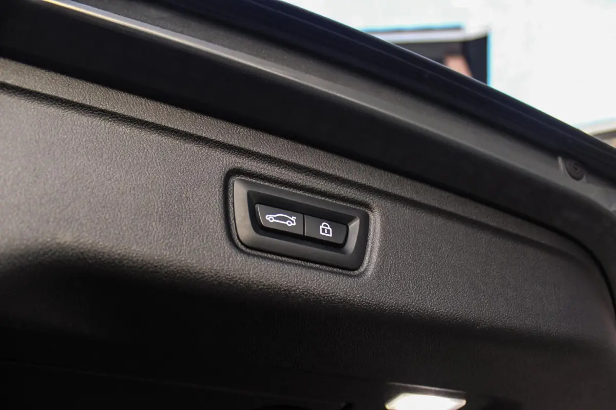 330i G21 xDrive High Executive M-sport | M-pakket | 1e eigenaar | inc BTW | Dakraam | 258 pk | Laser | 19 inch | Camera | DAB | Sportstoelen | Stuurverwarming