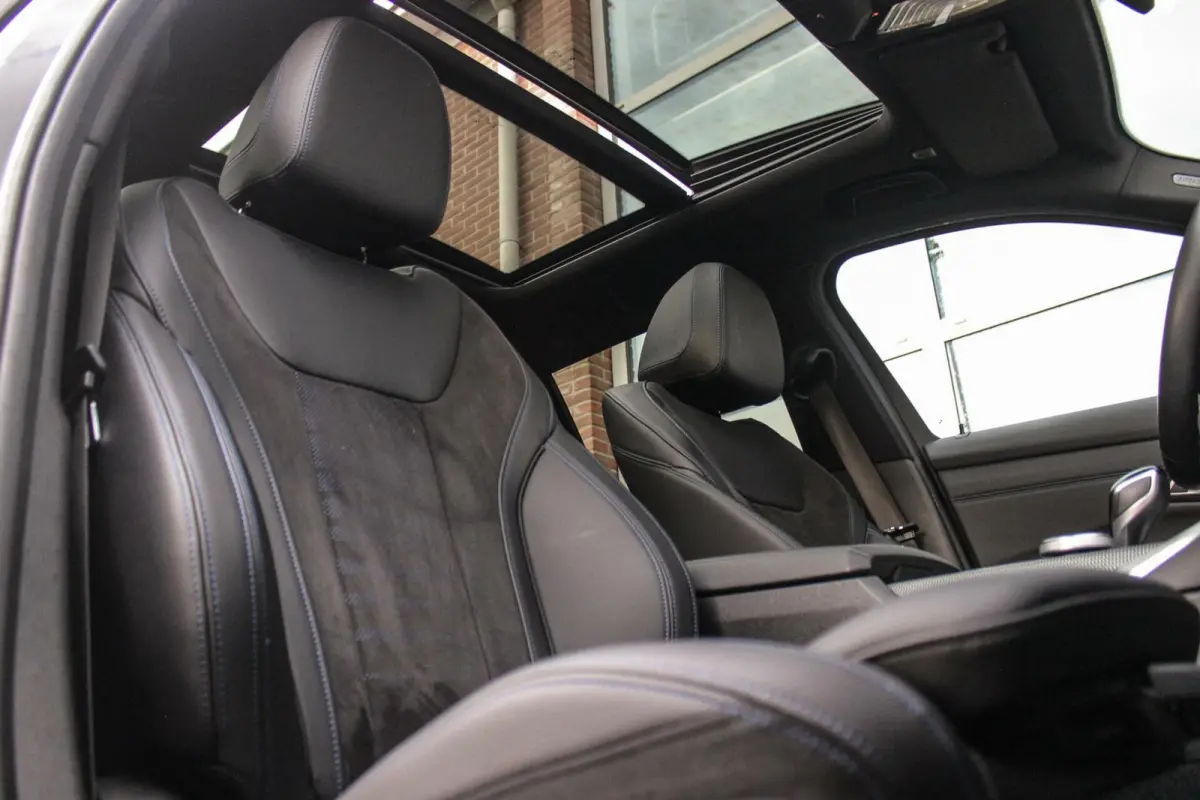 330i G21 xDrive High Executive M-sport | M-pakket | 1e eigenaar | inc BTW | Dakraam | 258 pk | Laser | 19 inch | Camera | DAB | Sportstoelen | Stuurverwarming