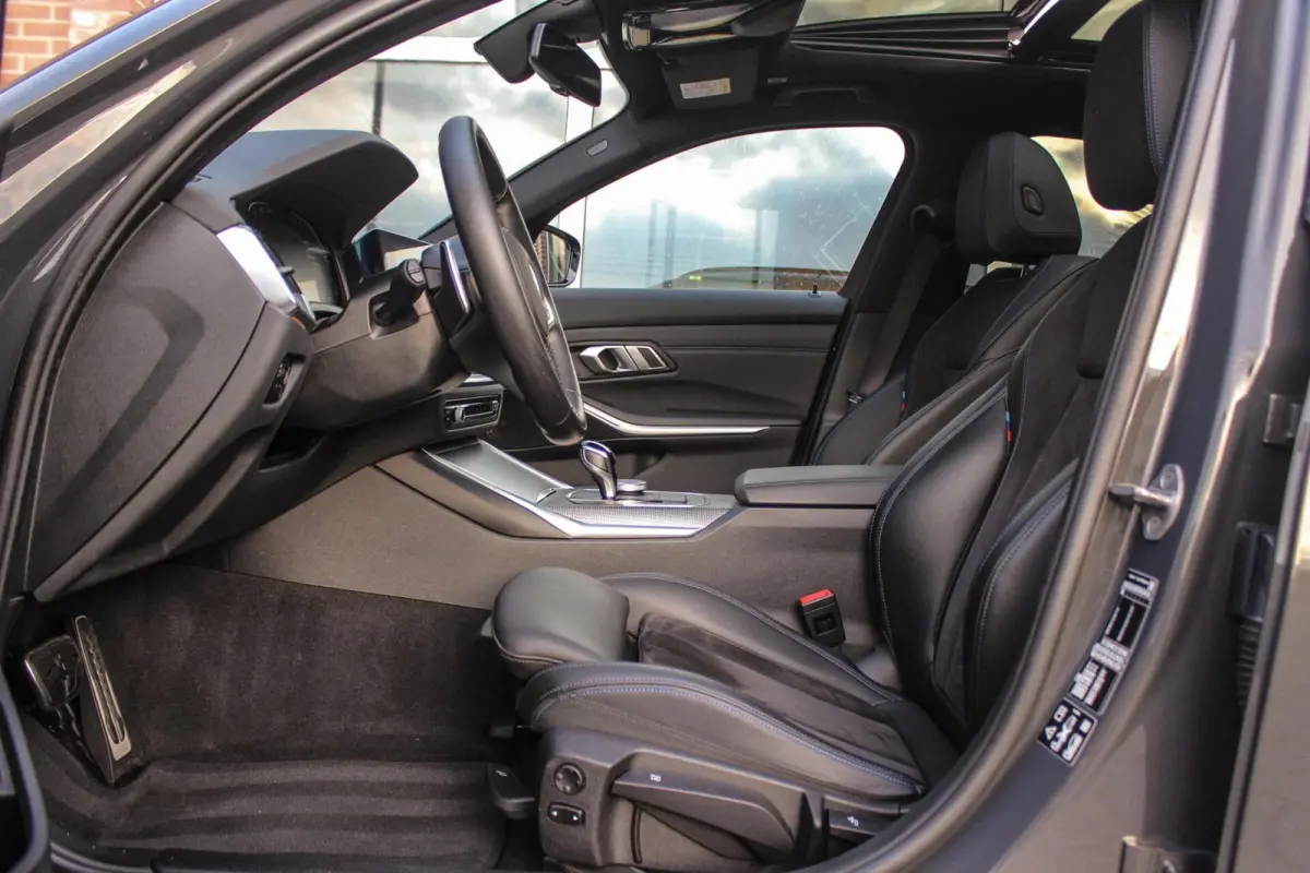 330i G21 xDrive High Executive M-sport | M-pakket | 1e eigenaar | inc BTW | Dakraam | 258 pk | Laser | 19 inch | Camera | DAB | Sportstoelen | Stuurverwarming