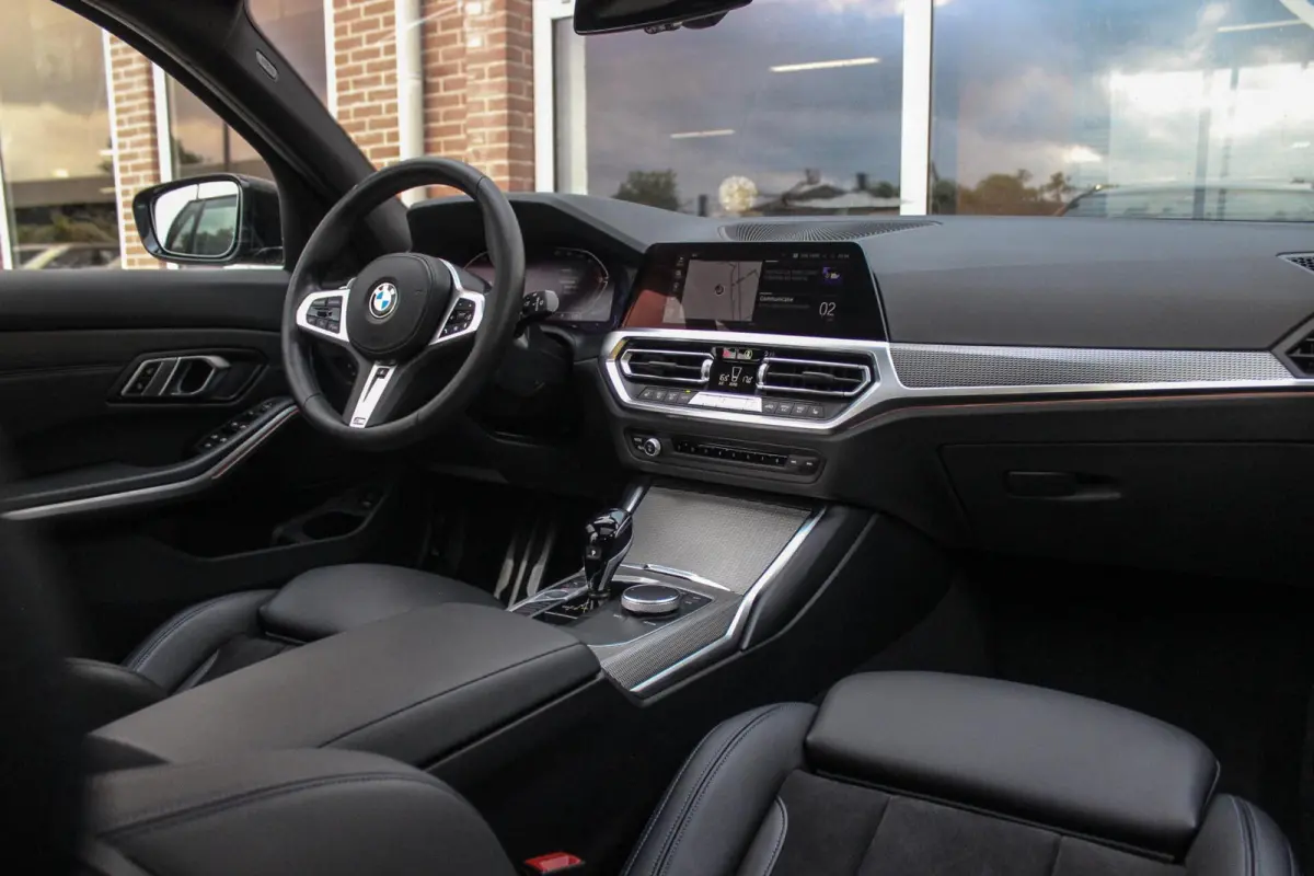 330i G21 xDrive High Executive M-sport | M-pakket | 1e eigenaar | inc BTW | Dakraam | 258 pk | Laser | 19 inch | Camera | DAB | Sportstoelen | Stuurverwarming